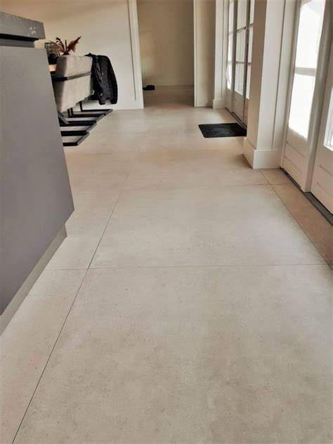 Beeld: betonlook tegels in grootformaat op vloer en wand - overzicht