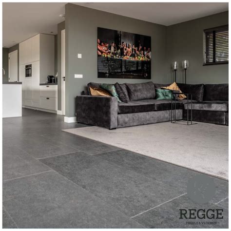 woonkamer met betonlook tegels - open en ruimtelijk