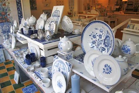 Voorbeeld van handgemaakte tegels uit de Harlinger Aardewerk- en Tegelfabriek.