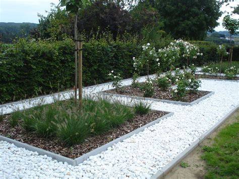 Voorbeelden van grind- en tegelcombinaties in een moderne tuin