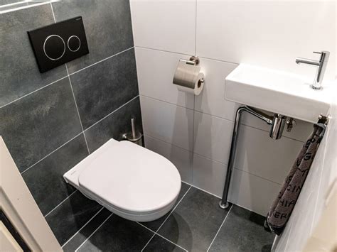 Illustratie van een moderne toiletruimte die klaar is voor renovatie