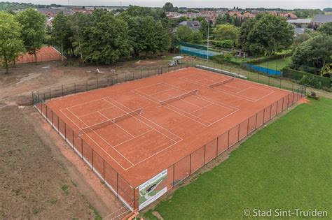 Infographic over drainageprincipes bij gravel tennisbanen