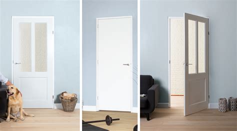 Illustratie van de verschillende stappen bij het plaatsen van een deurkozijn: verwijderen oud kozijn, voorbereiden opening, plaatsen nieuw kozijn, afhangen deur, afwerking.