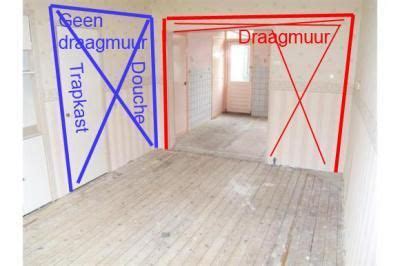 Schematische weergave van een dragende muur versus een niet-dragende muur met een deuropening.
