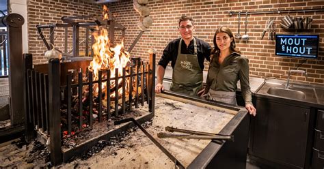 Foto's van David en Neline tijdens de isolatiewerkzaamheden aan hun woning, met details van de gebruikte materialen.