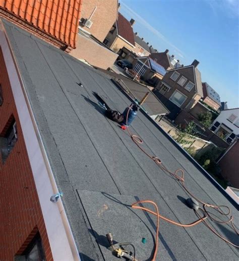 Infographic met de levensduur en onderhoudsaspecten van bitumen dakbedekking