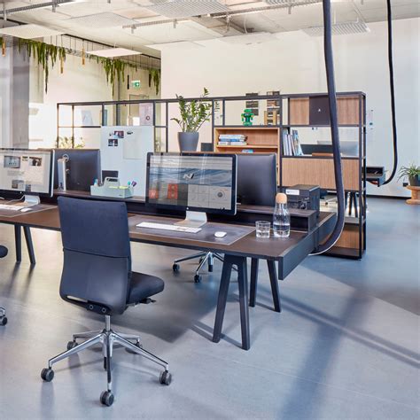 Voorbeeld van vloercirkels die social distancing markeren in een kantooromgeving