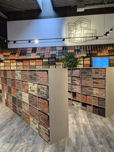 Showroom met een breed assortiment aan vloer- en wandtegels in verschillende stijlen en kleuren.