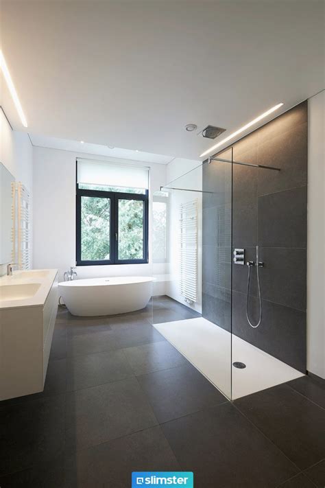 Moderne badkamer met inloopdouche, vrijstaand bad en hoogwaardig tegelwerk