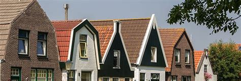 Illustratie van verschillende soorten lekkages in een huis: dak, muur, leiding