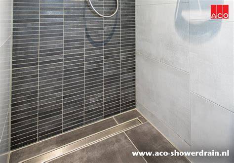 Infographic: Reinigingsprocessen voor ACO ShowerDrain C en hygiëne in drainage-systemen