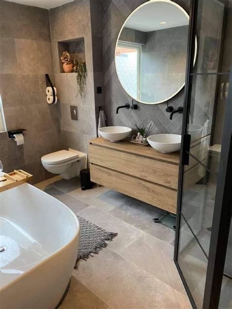 Voorbeelden van betonlook wandtegels met decoratieve accenten
