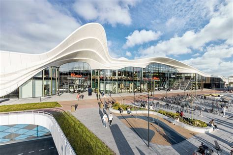Impressie van de buitenkant van Westfield Mall of the Netherlands met de kenmerkende 'voile' gevel