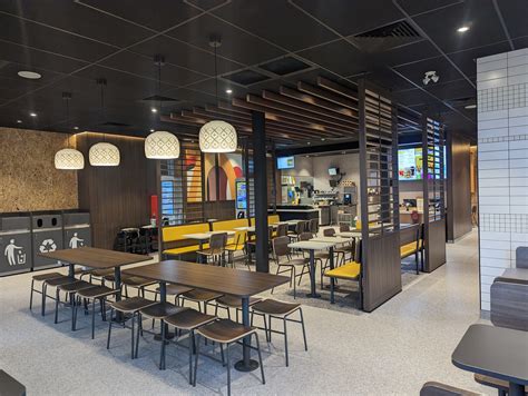 Interieurfoto van een modern McDonald's restaurant met een McCafé gedeelte