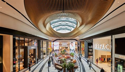Overzicht van de architectonische lijnen en het plafondontwerp in een winkelpassage van Westfield Mall of the Netherlands