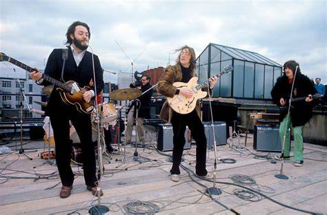 Afbeelding van The Beatles op het dak tijdens het Rooftop Concert
