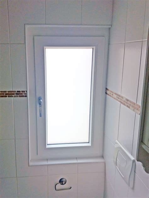 illustratie van een open badkamerraam en douchedeur