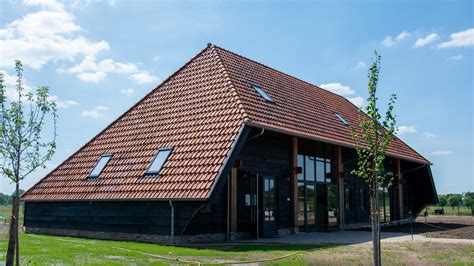 foto van een boerenschuur met een asbestdak, met de suggestie van zonnepanelen