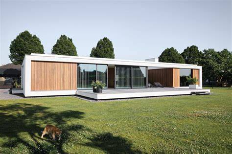 Patio bungalow ontwerp in Nederweert: grote glaspartijen, verbinding tussen binnen en buiten