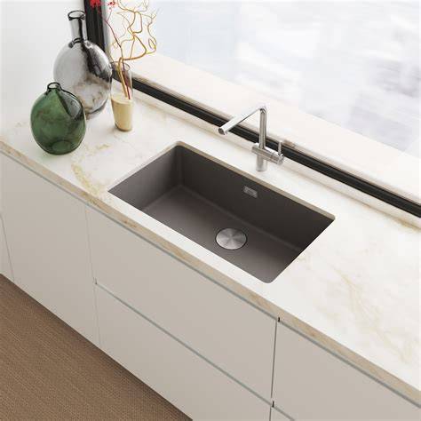 Infographic: Vergelijking van 37 cm Franke spoelbakken in Fragranite en RVS