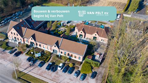 Groep Van Pelt gebouw en voertuigen