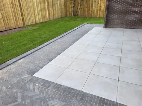 Voorbeeld van een aangelegd terras met Van Pelt tegels