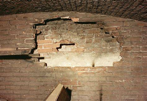 Afb. 1: Een zeldzame dubbele spouwmuur in de kazerne Oud Molen uit 1879 in Naarden: drie muren met twee luchtruimten. Foto J.