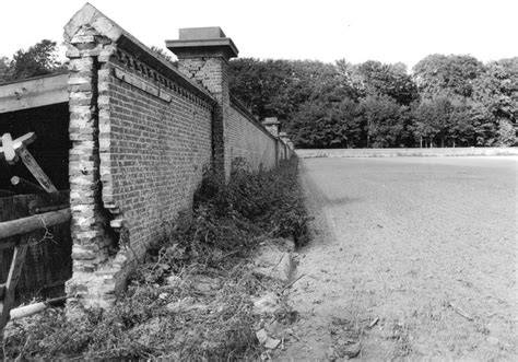 Afb. 11. Afb. 12. Afb. 13. De spouwen van de ijskelder onder de koepel op de buitenplaats Oud Berkenrode bij Aerdenhout heeft Johann Georg Michael op zijn ontwerptekening uit 1794 aangegeven met een dikke zwarte lijn. Afb. 14. Spouwmuren zijn typisch Nederlands.