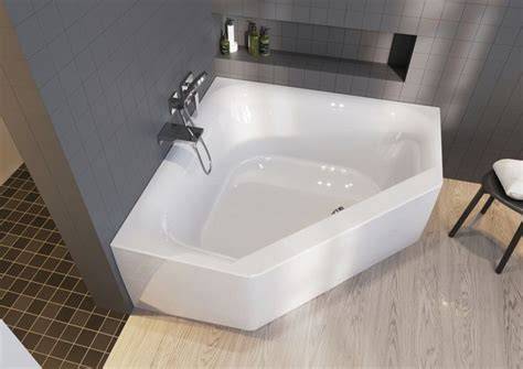 Hoekbad in compacte badkamer