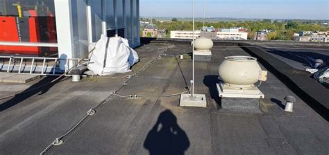 Illustratie: PV-installatie op plat dak met bliksembeveiliging