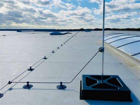 Overzichtskaart van bliksembeveiliging rondom plat dak met PV-installatie