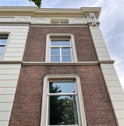 Voor- en nafoto van gevelrestauratie door een metselaar.