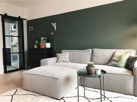 Voorbeeld van een woonkamer met een behangen accentmuur achter de bank