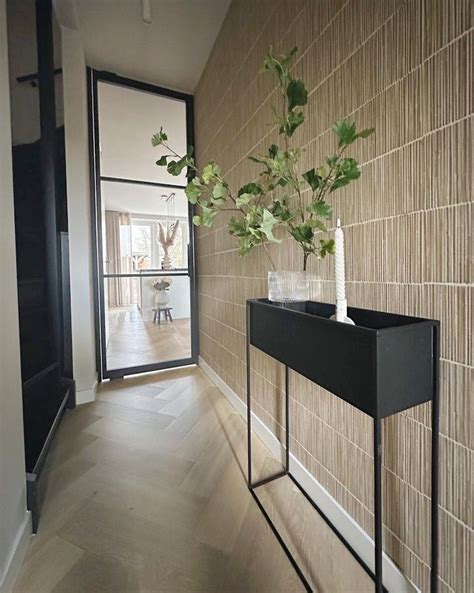 Hal met verticale gestreepte behang en lichte verfkleur