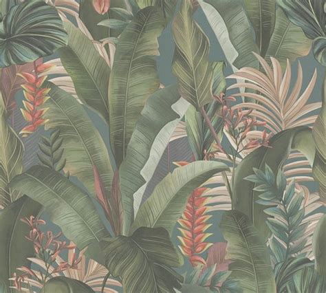 Een sfeervolle woonkamer met behang met beige palmbladeren op de muur