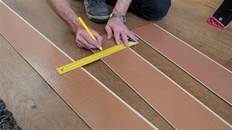 Vloerenlegger aan het werk met laminaat