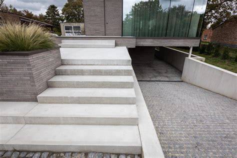 Foto: prefab betontrap in brugse showroom