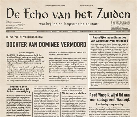 Interieur van een sportjournalistiek museum met memorabilia zoals toegangskaartjes, merchandise en een krantenknipsel over een journalistieke prijs