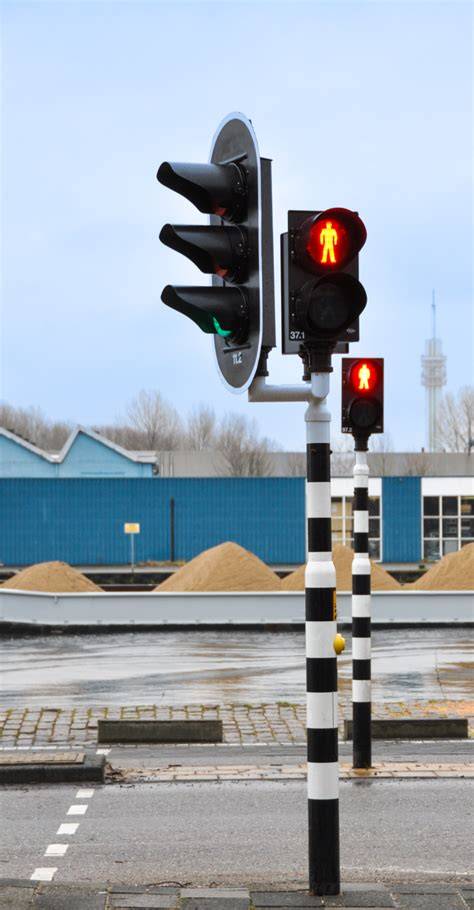 Hoog- en laaggeplaatste verkeerslantaarns op juiste afstand