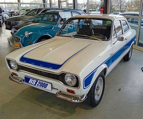 Foto: Voor- en zijaanzicht van een Ford Escort Mk2