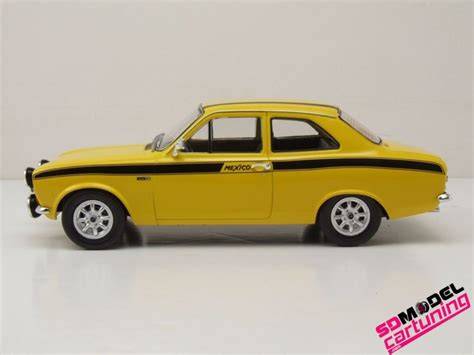 Geel met zwart-dak Escort Mk2 schilderkunstvoorbeelden