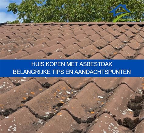 Foto van een schuur met een asbestdak, met een pijl die naar een toekomstige woning wijst als symbool van de Rood-voor-Rood-regeling.