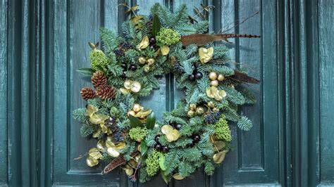 Kerstkrans op een houten voordeur - natuurlijke materialen en groene look