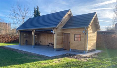 Collage van diverse prefab houtbouw-toepassingen: bergingen, daken, gevels, houtskeletbouw