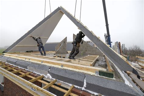 Schema van het geautomatiseerde isolatieproces voor prefab dakelementen
