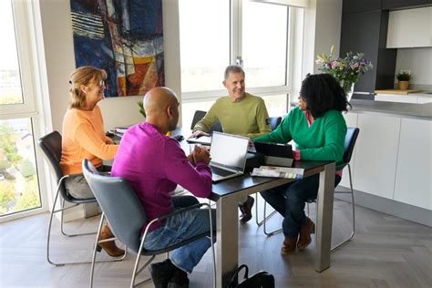 illustratie van een vve vergadering met gespannen gezichten