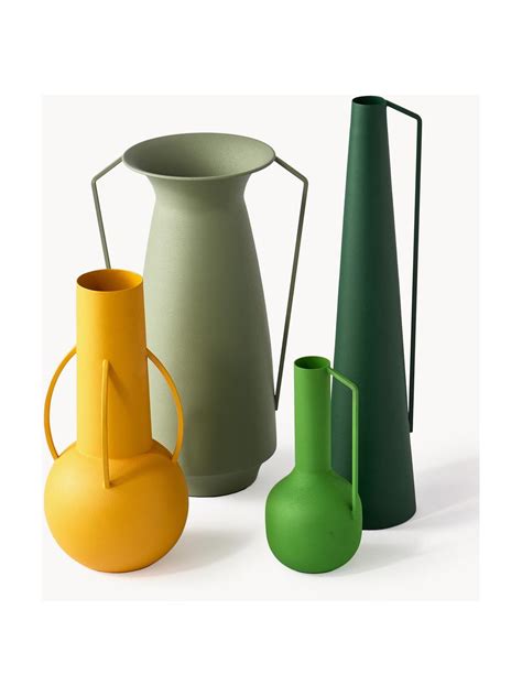 Illustratie: verschillende design vazen in metalen en betonlook