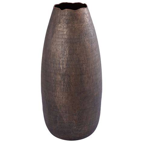 Close-up van een matte bronzen vaas met eenvoudige vormen