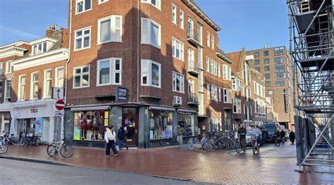 Afbeelding: straatbeeld en interieurzaak in Groningen langs Nieuwe Ebbingestraat