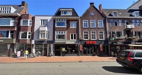 Foto van interieurzaak aan de Nieuwe Ebbingestraat met winkeluitstraling en klanten